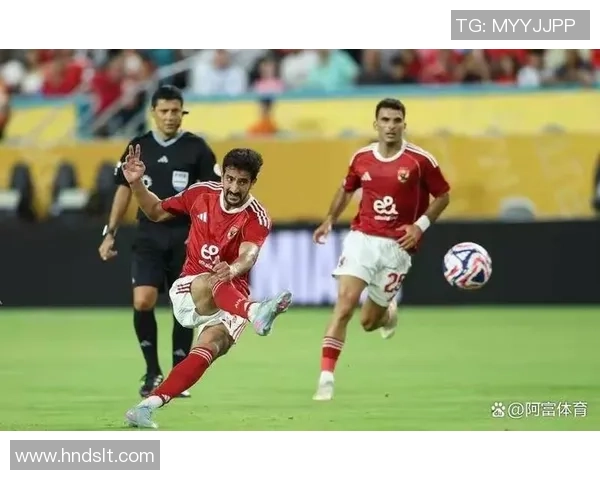 足球巨星赛场对决瞬间被晃倒引发全场惊呼技艺高超震撼人心