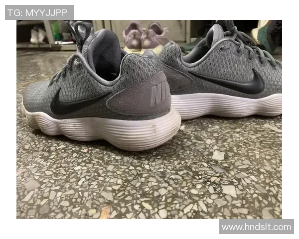 选择适合后卫球星的足球鞋怎样提升防守表现与技术发挥